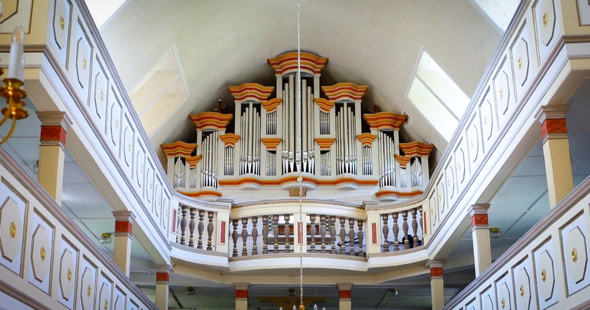 How does pipe organ work? explained by Paul Fey Organist